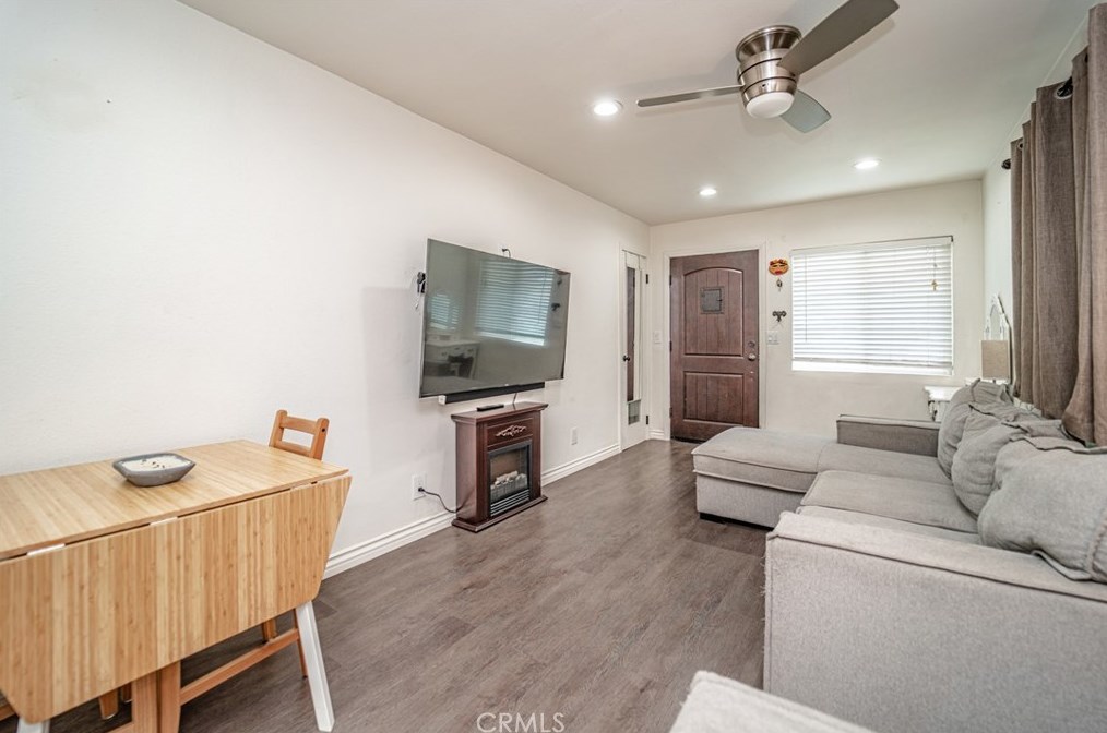 2068 Cowlin Ave, Los Angeles CA  90040-1314 exterior