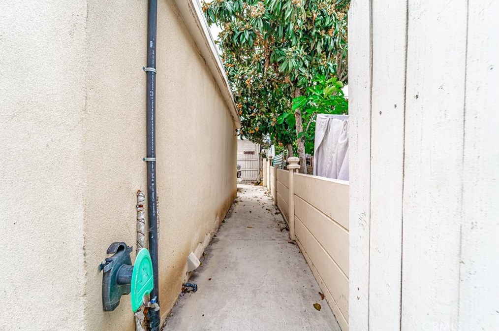 2068 Cowlin Ave, Los Angeles CA  90040-1314 exterior