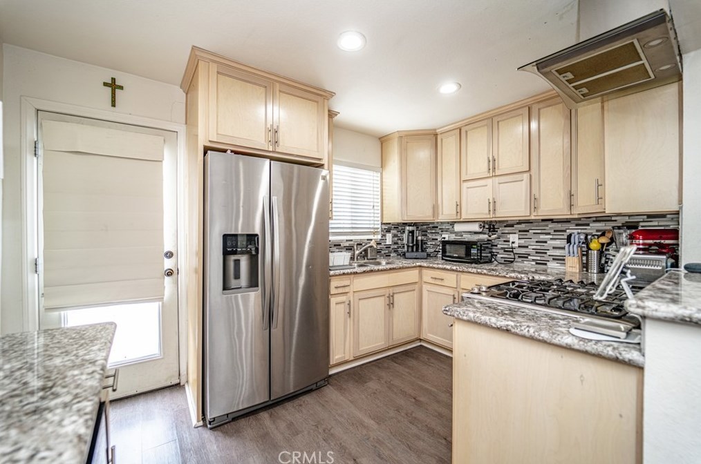 2068 Cowlin Ave, Los Angeles CA  90040-1314 exterior