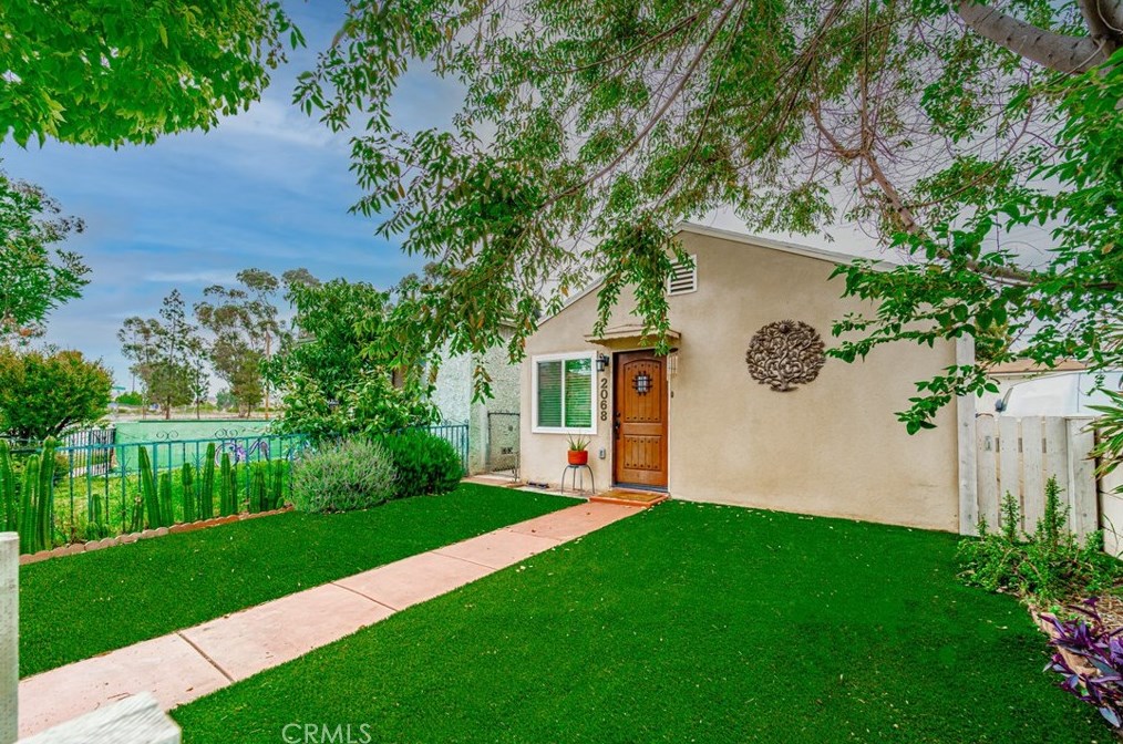2068 Cowlin Ave, Los Angeles CA  90040-1314 exterior