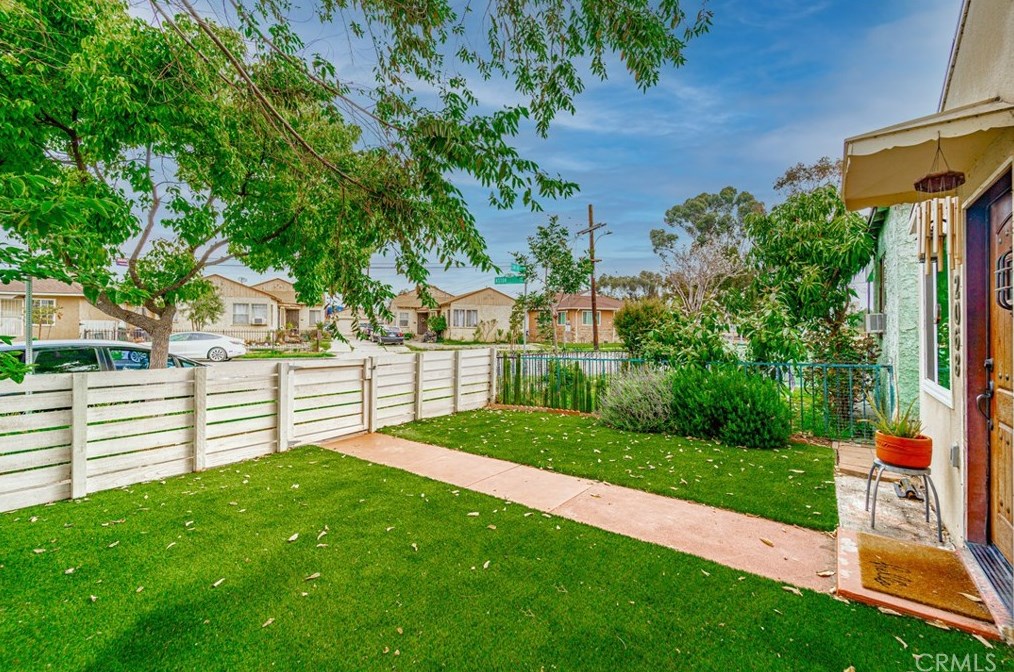 2068 Cowlin Ave, Los Angeles CA  90040-1314 exterior