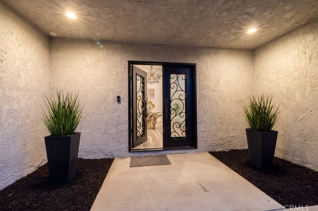 22046 Kinzie St, Chatsworth CA  91311-4030 exterior