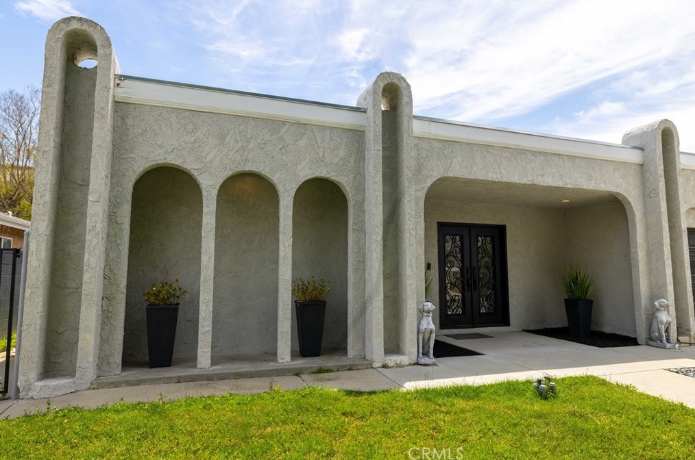 22046 Kinzie St, Chatsworth, CA 91311