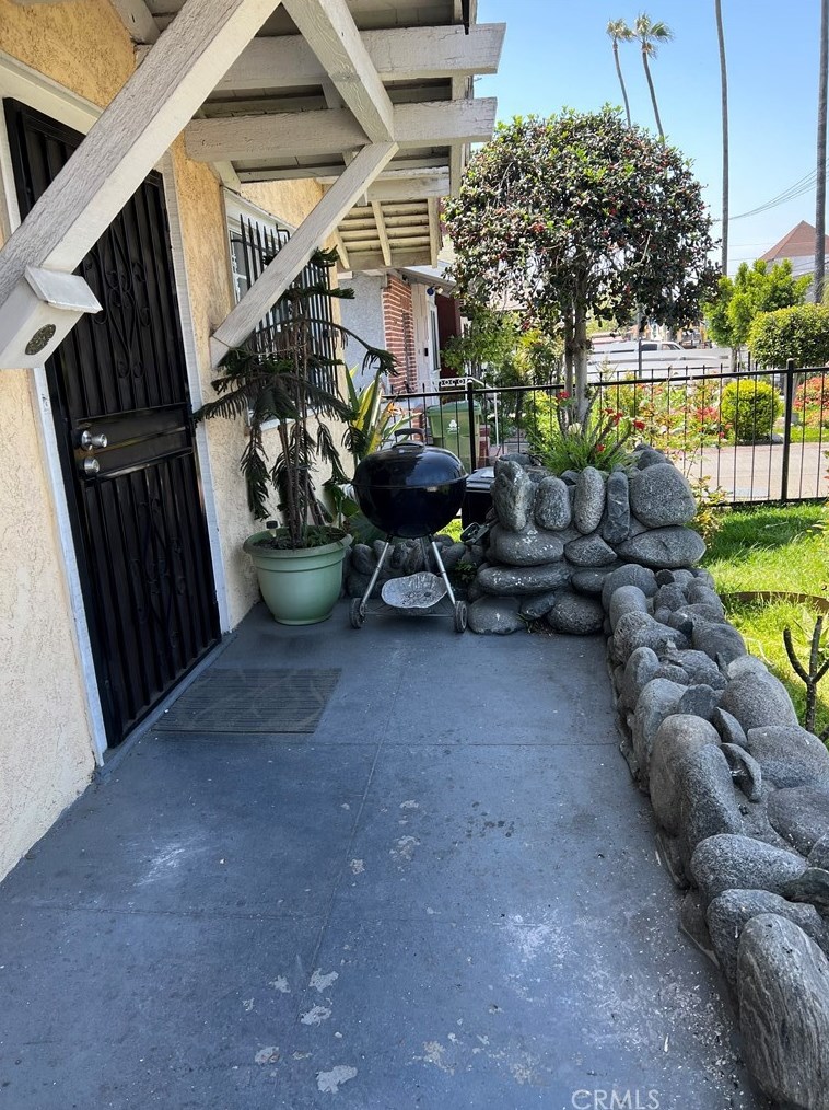 220 79th St, Los Angeles, CA 90003-2418