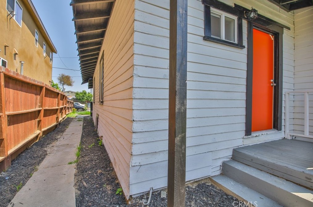 1658 68th St, Los Angeles CA  90001-2062 exterior