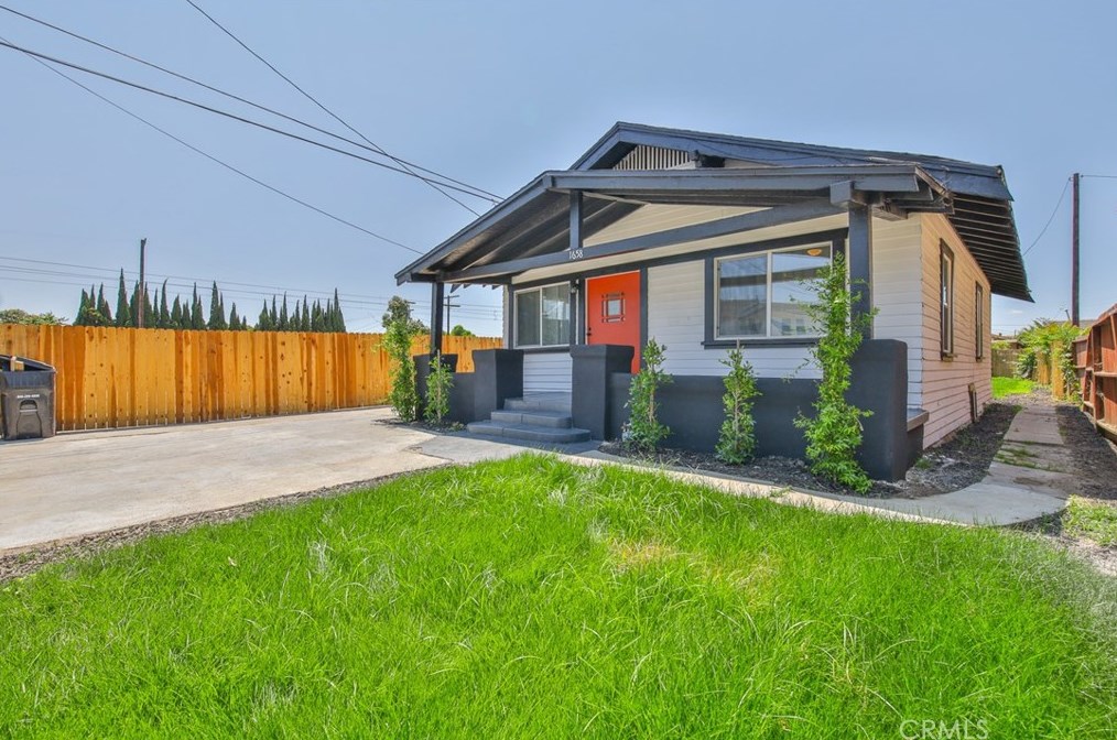 1658 68th St, Los Angeles CA  90001-2062 exterior