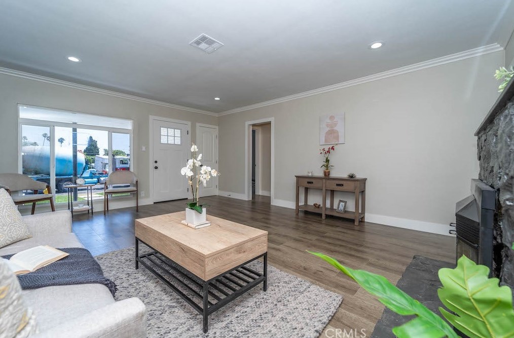 8901 La Salle Ave, Los Angeles, CA 90047-3604