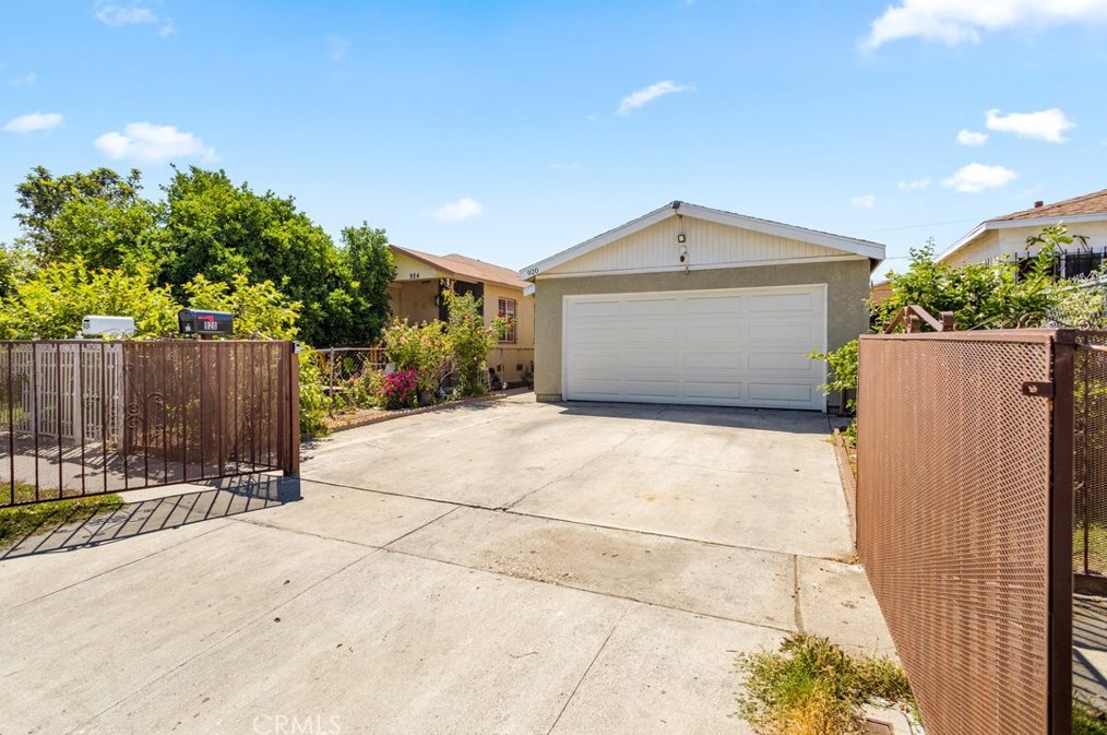 920 112th St, Los Angeles, CA 90059-1608