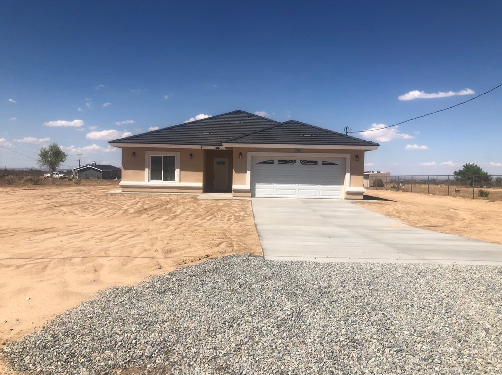 7128 Maricopa Rd, Phelan, CA 92371-9011