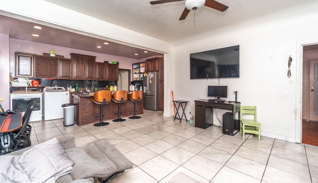 1034 64th St, Los Angeles, CA 90044-3653