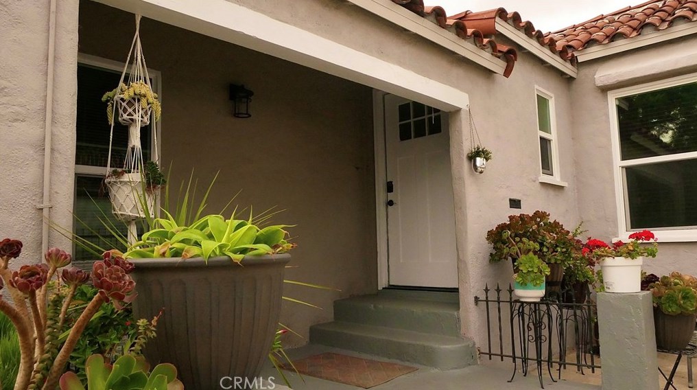 517 110th St, Los Angeles, CA 90044-4317