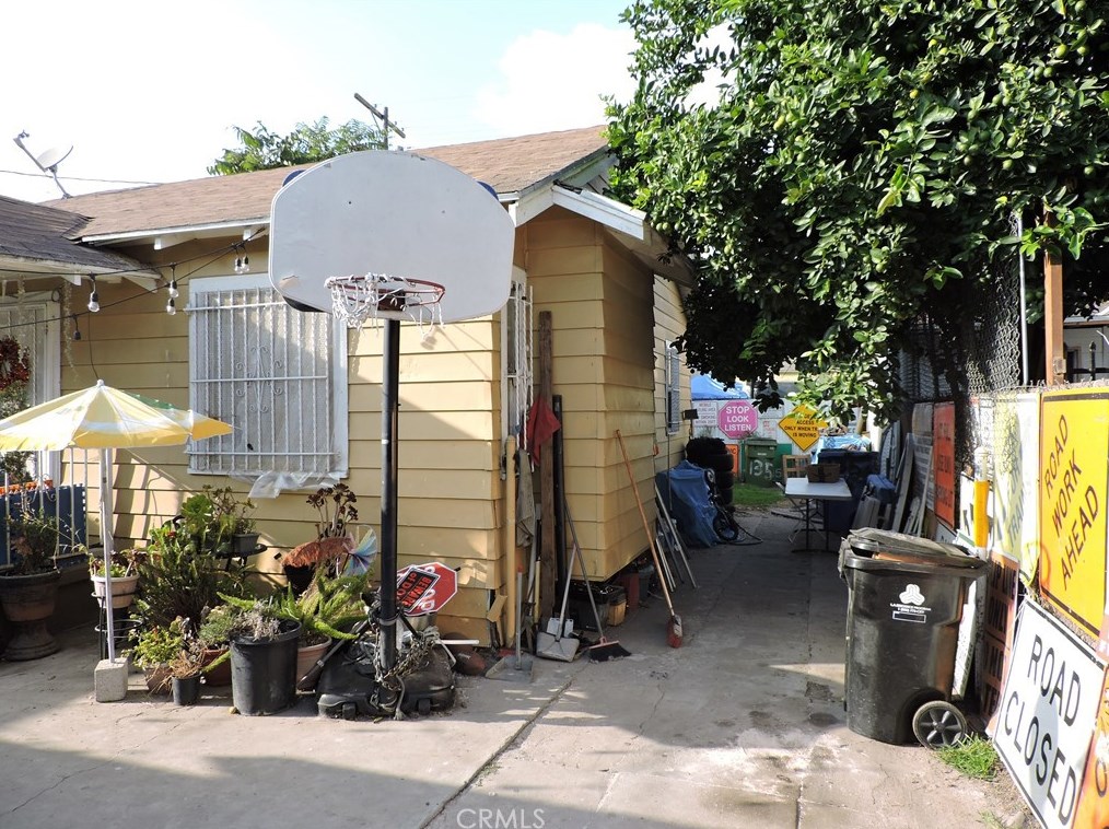 135 62nd St, Los Angeles CA  90003-1233 exterior
