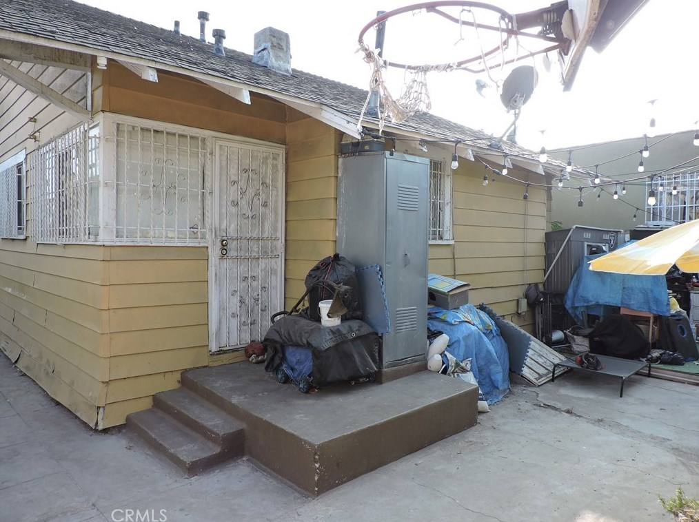 135 62nd St, Los Angeles CA  90003-1233 exterior