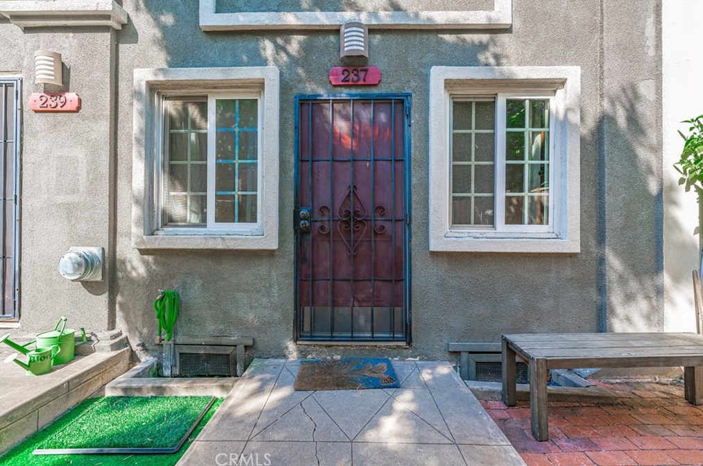 237 Columbia Pl, Los Angeles, CA 90026-6001