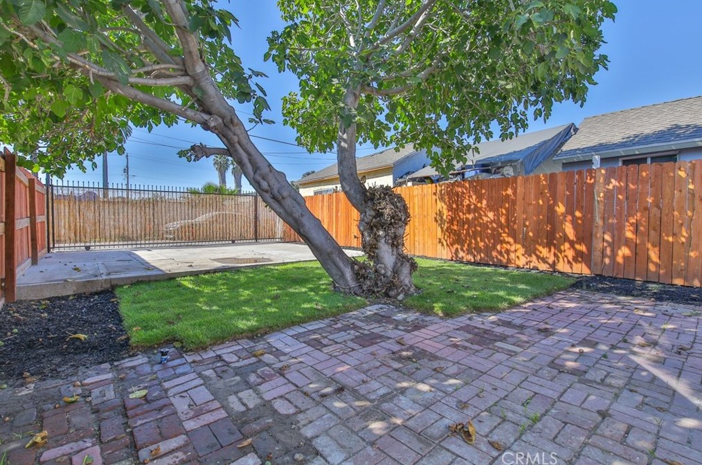 8915 Elm St, Los Angeles CA  90002-1804 exterior