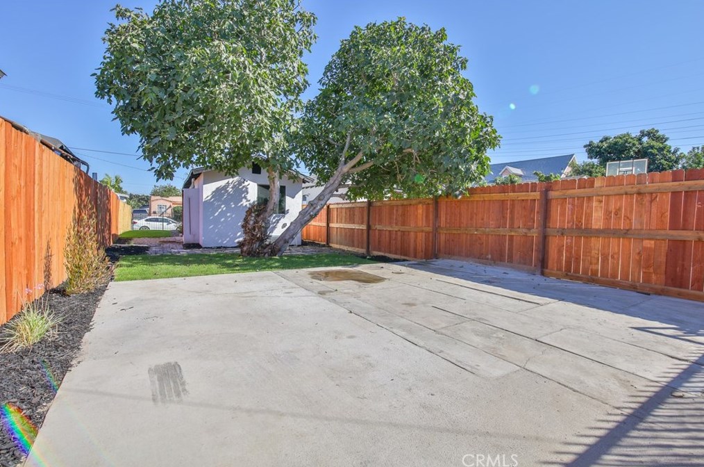 8915 Elm St, Los Angeles CA  90002-1804 exterior