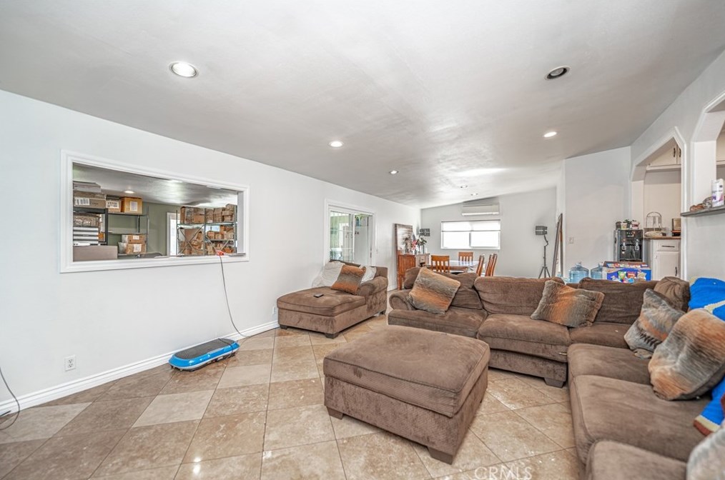 10100 Paloma Ave, Los Angeles CA  90002-3225 exterior