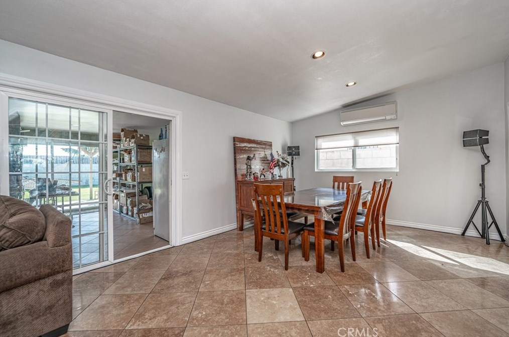 10100 Paloma Ave, Los Angeles CA  90002-3225 exterior