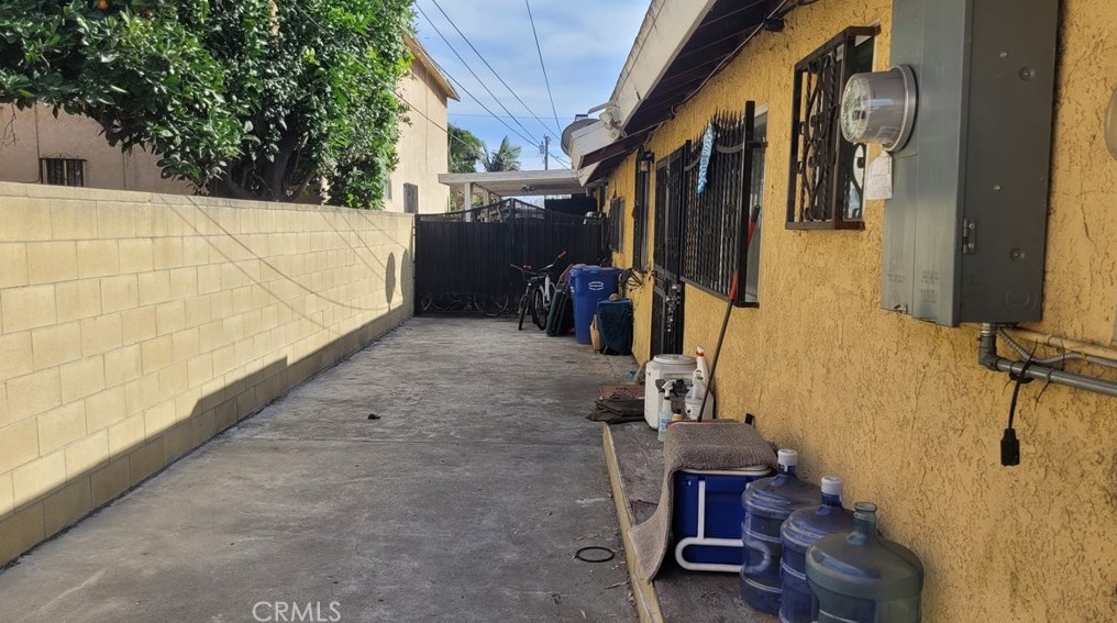 2355 Wilma Ave, Los Angeles CA  90040-3934 exterior