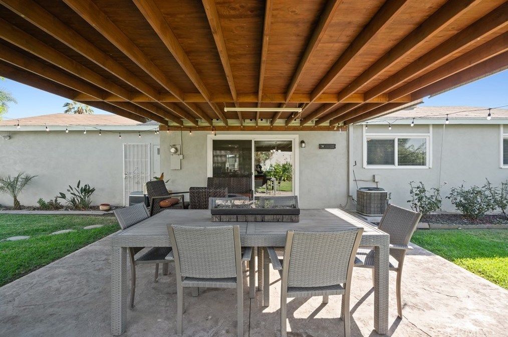 589 Speer Ct, Pomona CA  91766-6143 exterior