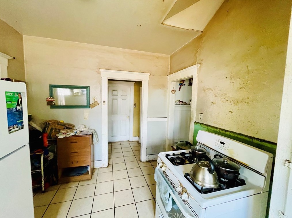 329 60th St, Los Angeles CA  90003-1133 exterior