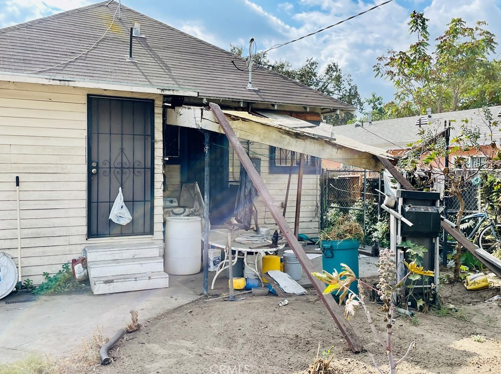 329 60th St, Los Angeles CA  90003-1133 exterior