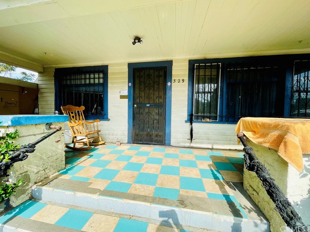 329 60th St, Los Angeles CA  90003-1133 exterior