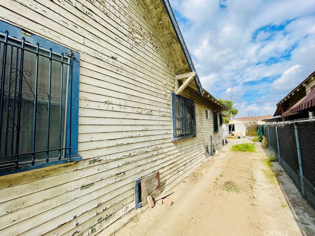 329 60th St, Los Angeles CA  90003-1133 exterior