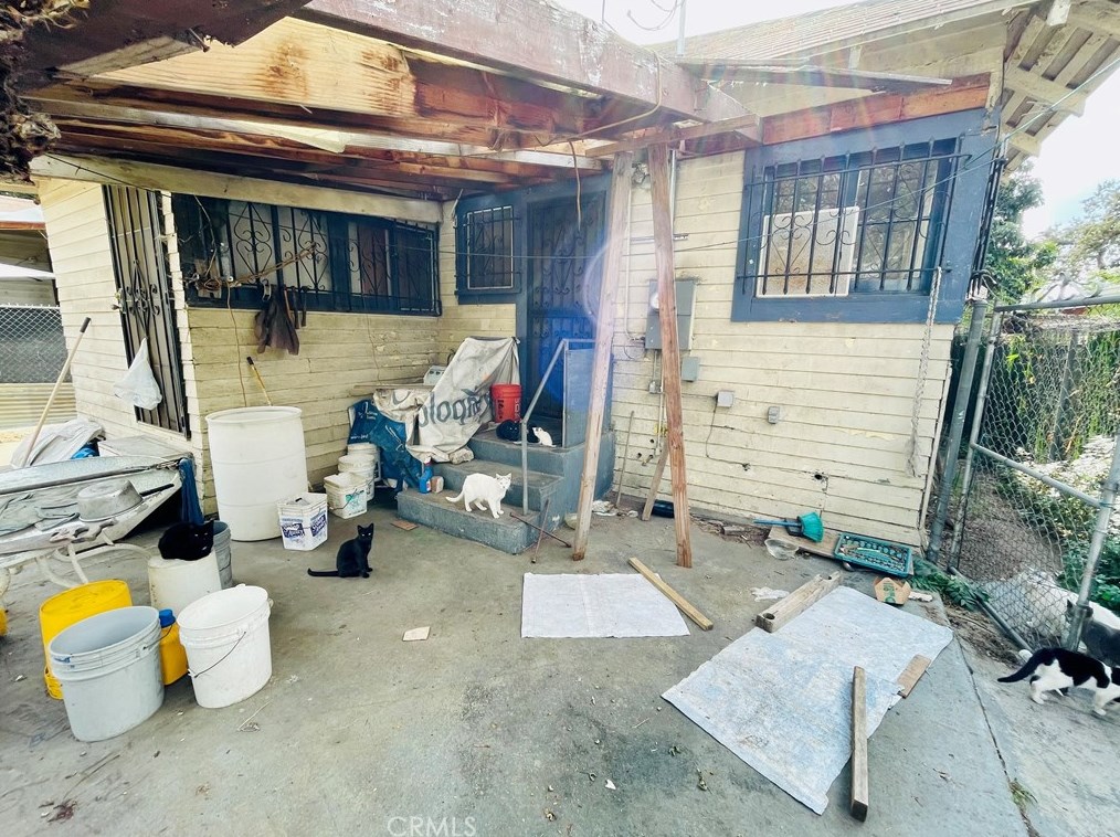 329 60th St, Los Angeles CA  90003-1133 exterior