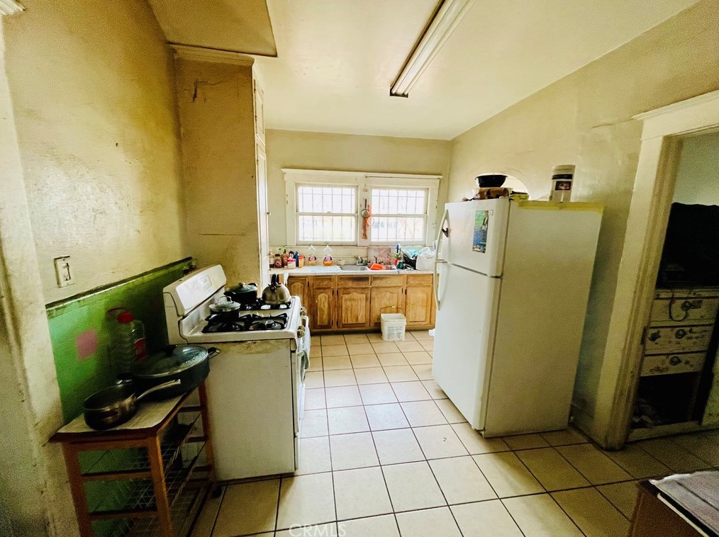 329 60th St, Los Angeles CA  90003-1133 exterior