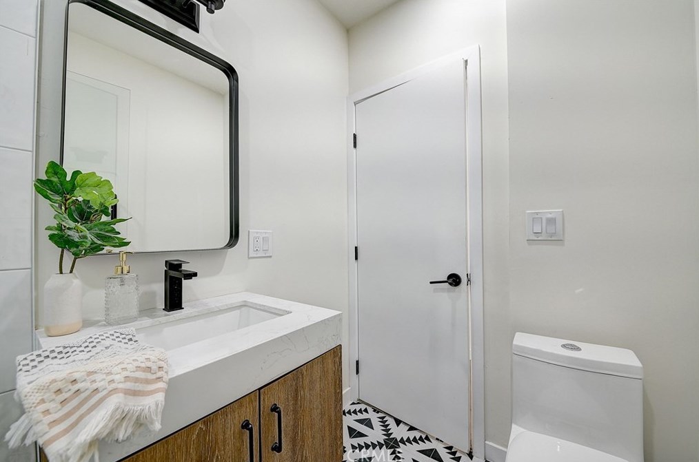 6123 Rimpau Blvd, Los Angeles CA  90043-3728 exterior