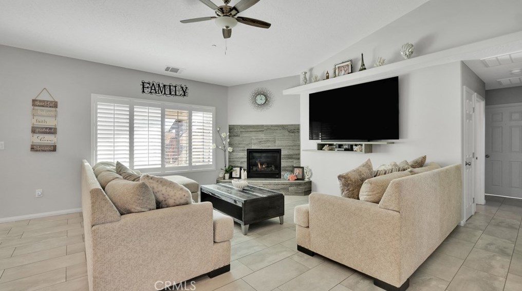 17957 Lilac St, Hesperia CA  92345-5273 exterior