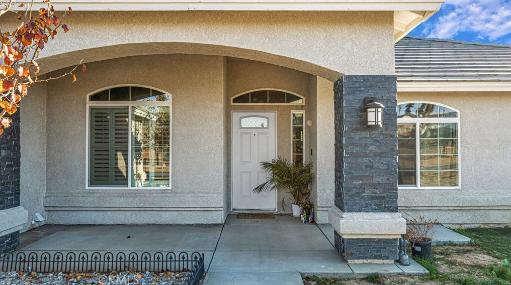 17957 Lilac St, Hesperia CA  92345-5273 exterior