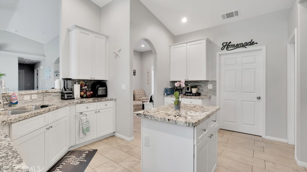 17957 Lilac St, Hesperia CA  92345-5273 exterior