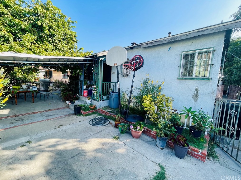 8510 Fir Ave, Los Angeles CA  90001-4125 exterior