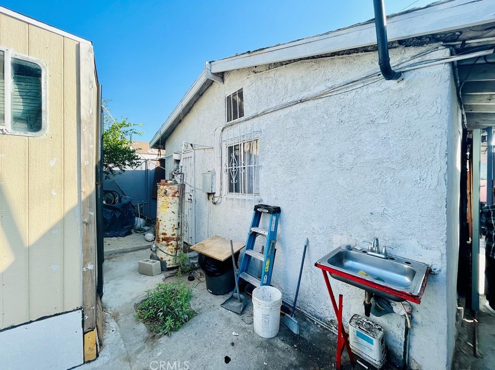 8510 Fir Ave, Los Angeles CA  90001-4125 exterior