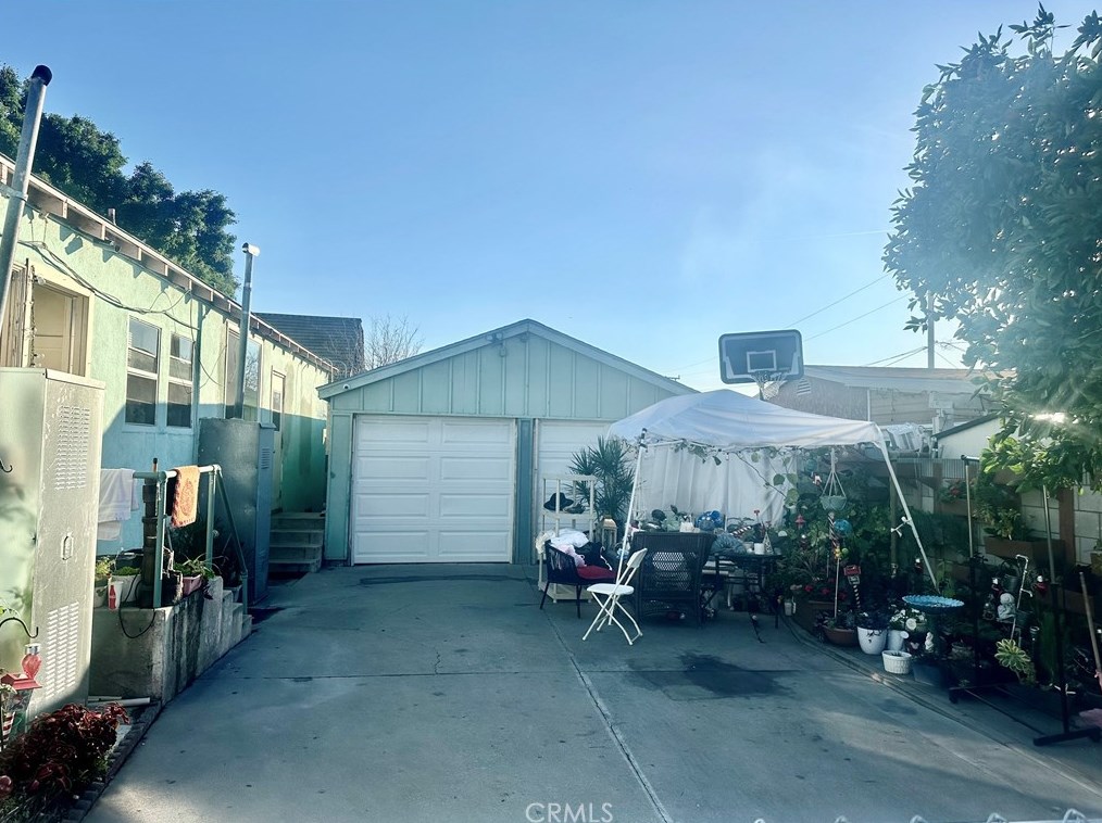 701 Bradshawe Ave, Los Angeles CA  90022-3405 exterior