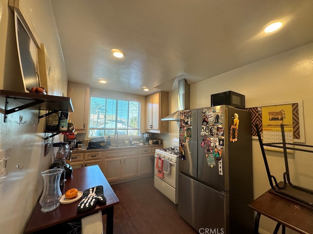 701 Bradshawe Ave, Los Angeles CA  90022-3404 exterior