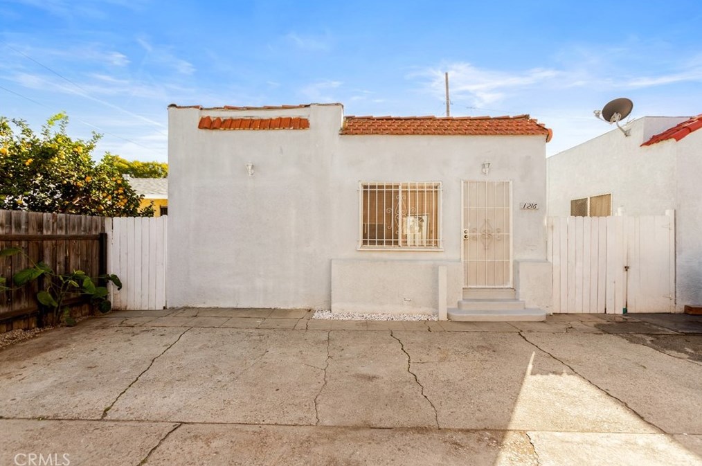 1216 Barcelona Pl, Long Beach, CA 90813-2220