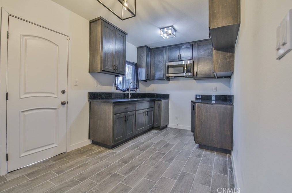 8334 Bell Ave, Los Angeles CA  90001-4021 exterior