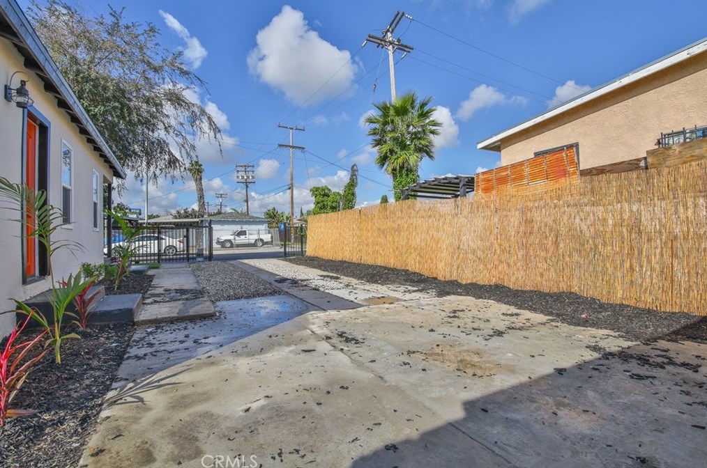 8334 Bell Ave, Los Angeles CA  90001-4021 exterior