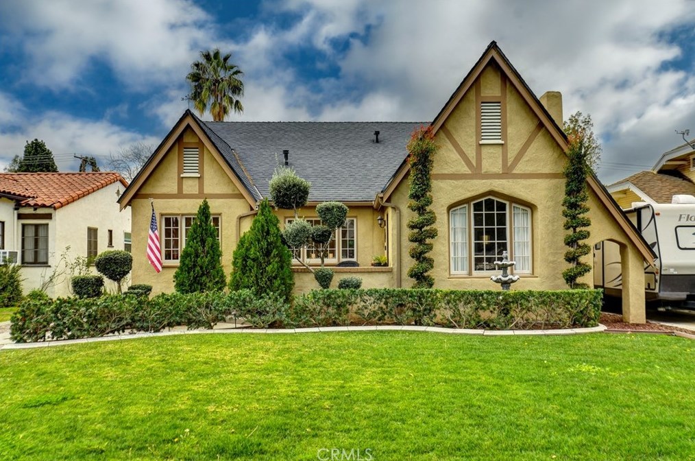 3968 Elmwood Ct, Riverside, CA 92506-1141