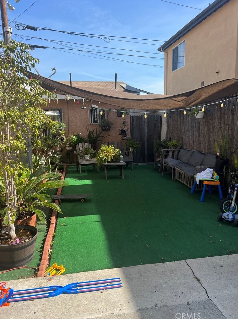 11214 Main St, Los Angeles CA  90061-1919 exterior