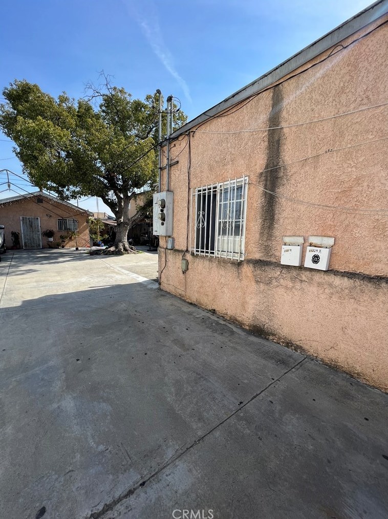 11214 Main St, Los Angeles CA  90061-1919 exterior