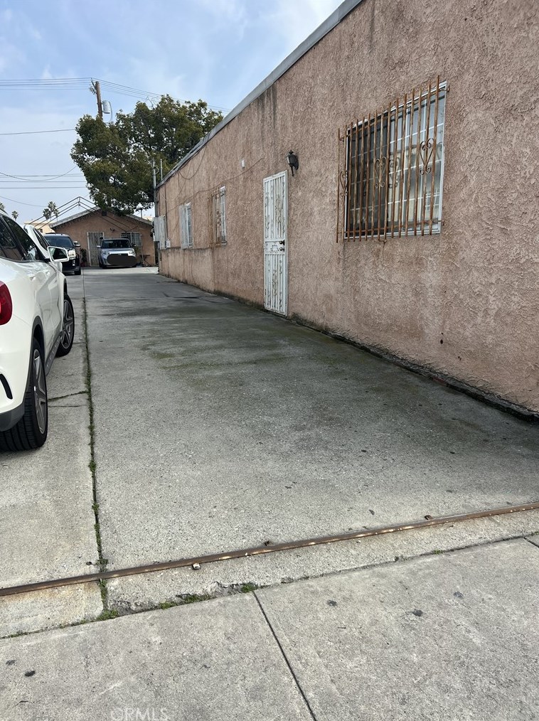 11214 Main St, Los Angeles CA  90061-1919 exterior