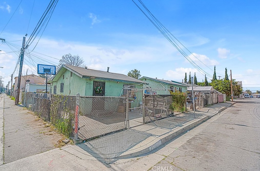 1560 60th St, Los Angeles CA  90001-1340 exterior