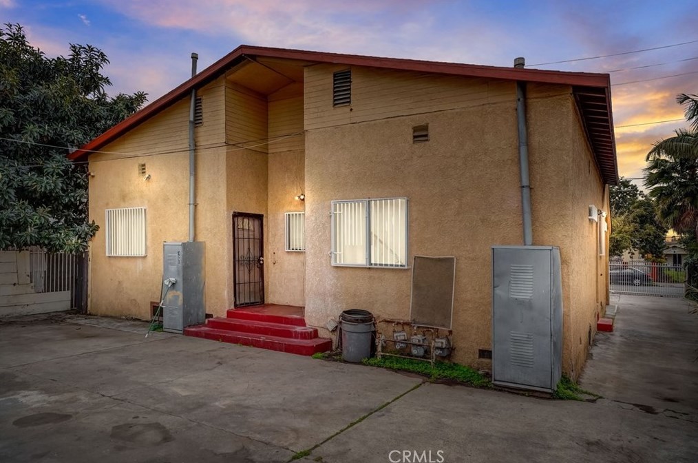 933 40th Pl, Los Angeles, CA 90011-2716
