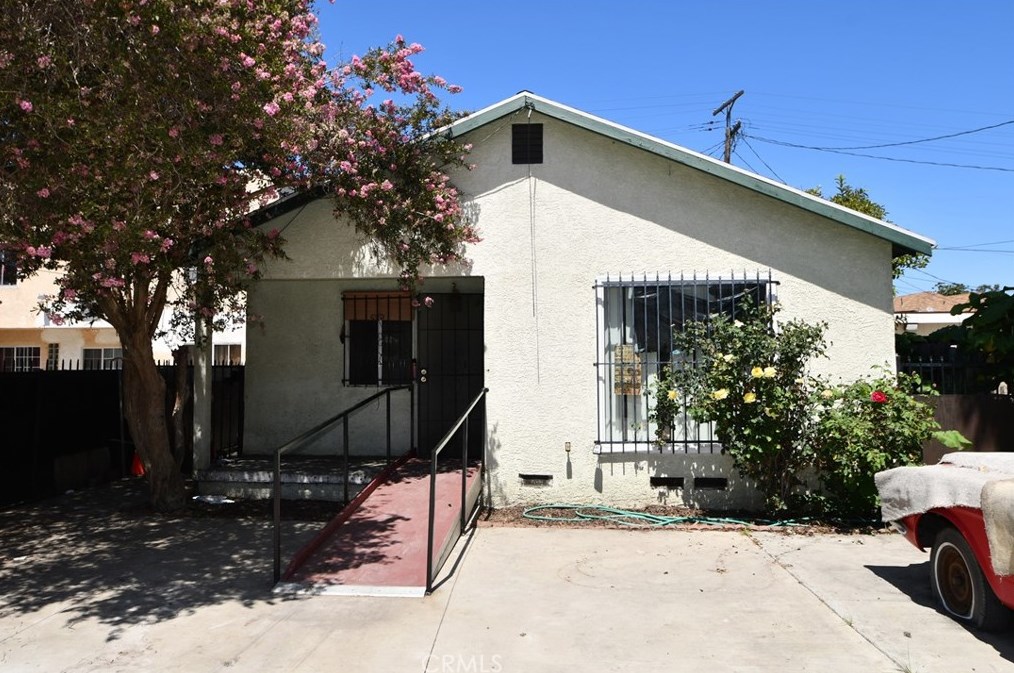 857 42nd St, Los Angeles, CA 90011-3120