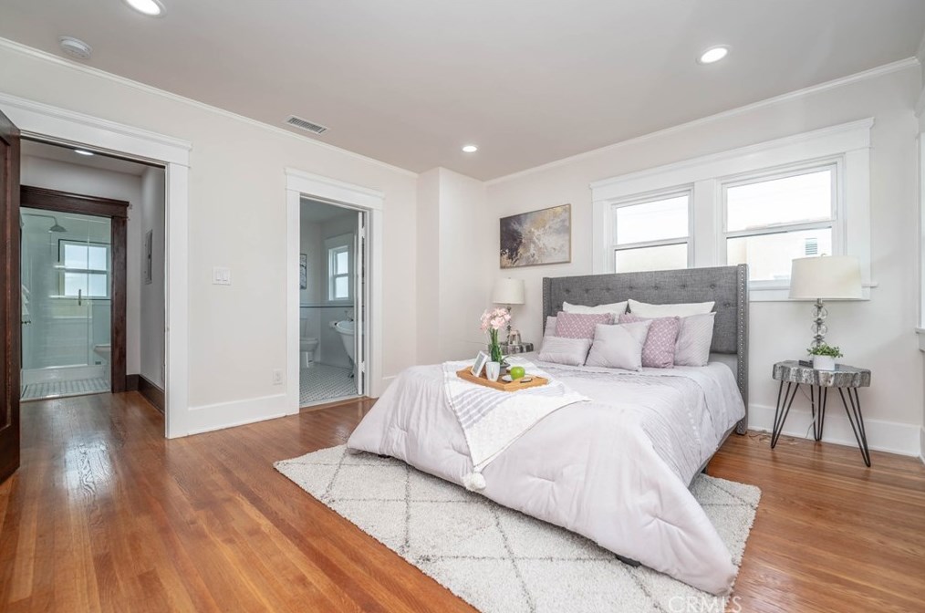 2104 7th Ave, Los Angeles CA  90018-1143 exterior