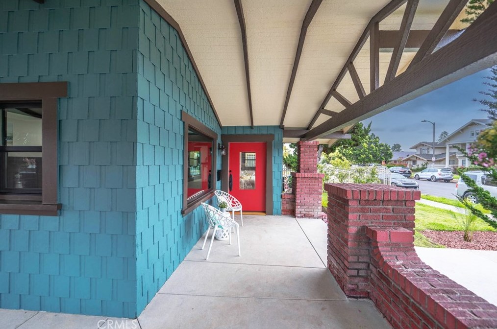 2104 7th Ave, Los Angeles CA  90018-1143 exterior
